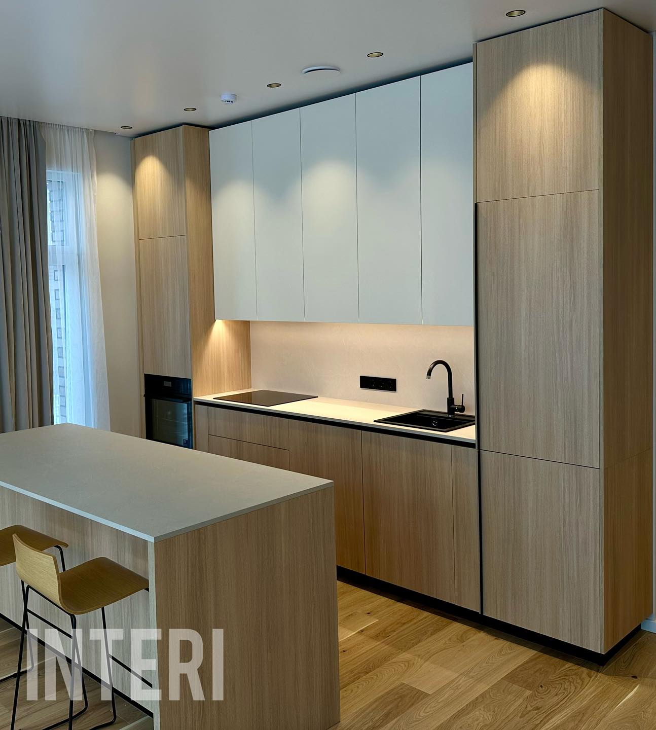 Moderni virtuvė - priekinis vaizdas